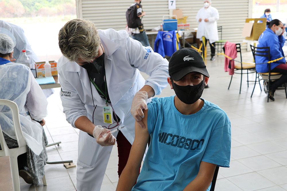 Aproximadamente 97% da população de Pinhais já tomou a 1ª dose ou a dose única da vacina contra a Covid-19 1 Vale ressaltar que a vacinação para a população com 18 anos ou mais continua sendo disponibilizada no Expotrade durante o mês de setembro