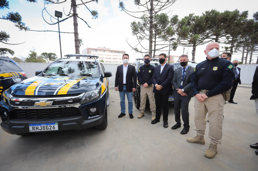 Governador Ratinho Júnior entrega 30 novas viaturas para melhorar a fiscalização das rodovias 3 O governador Carlos Massa Ratinho Junior entregou novas viaturas para a Polícia Rodoviária Federal