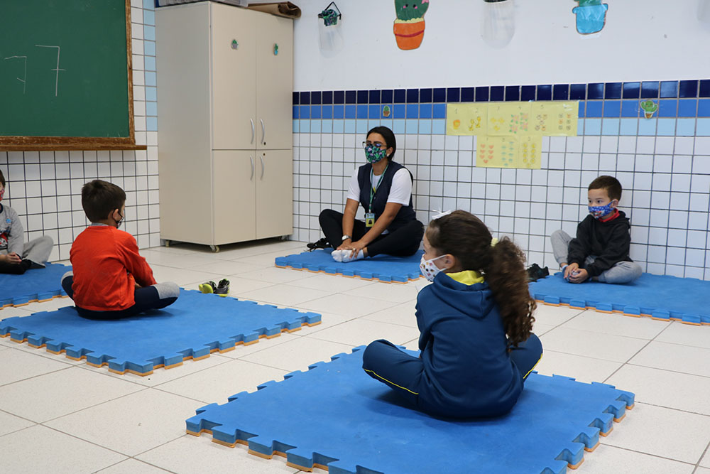 Cmei Pequeno Príncipe desenvolve projeto de yoga com as crianças em sala de sala 2 A atividade no Cmei iniciou há pouco mais de um mês com uma turma do Infantil 4