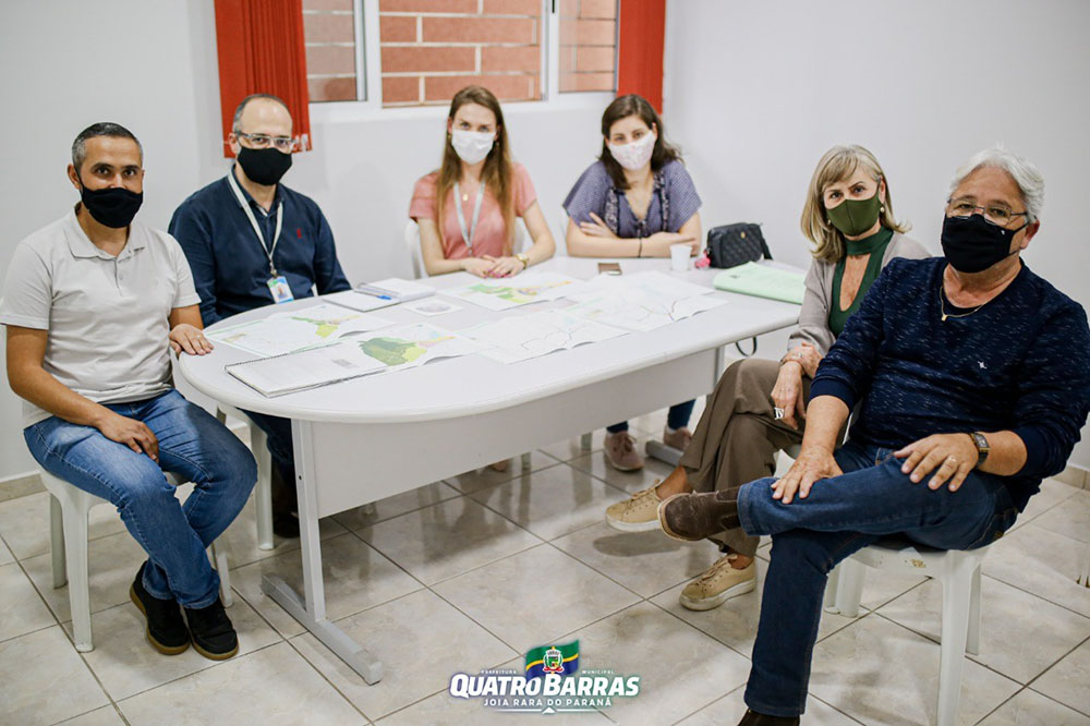 Zoneamento e Plano Diretor são temas de reunião entre técnicos da Prefeitura de Quatro Barras e Comec 5 Um dos assuntos tratados foi a Revisão do Plano Diretor, encaminhada em dezembro do ano passado à Comec e à Câmara Municipal de Quatro Barras