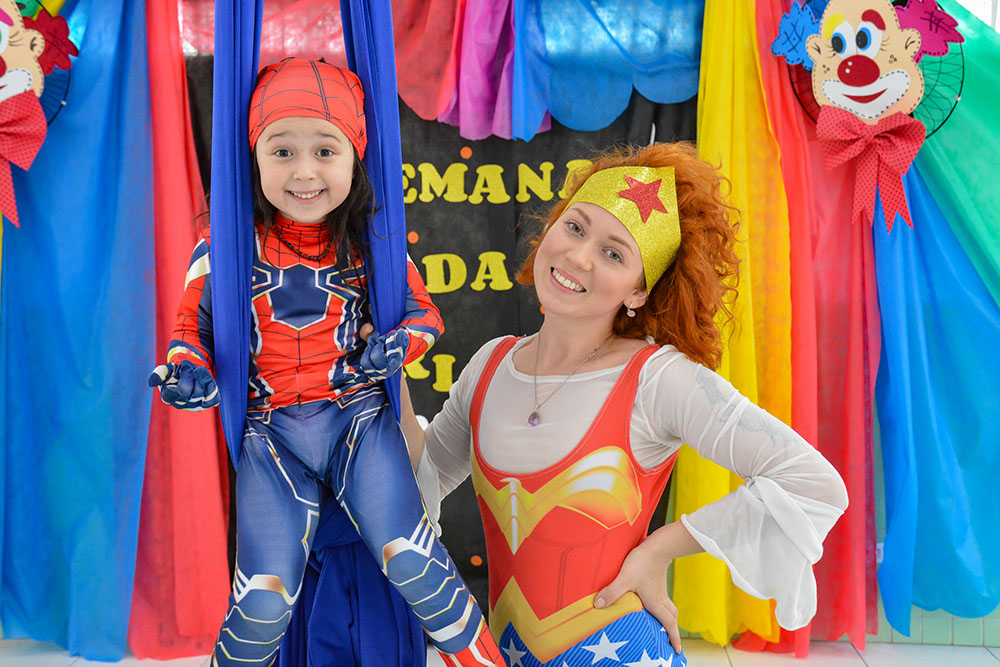 Apresentação acrobacias aéreas encanta os alunos do CMEI João Batista Costa em Pinhais 2 Apresentação acrobacias aéreas