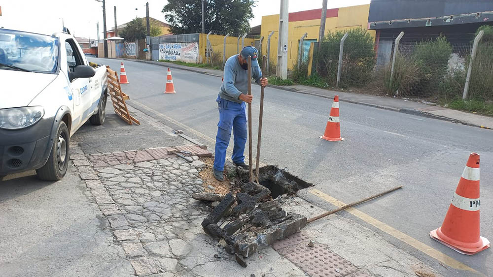 Secretaria de Obras de Colombo alerta população para manter bueiros limpos 1 Secretaria de Obras alerta população para manter bueiros limpos