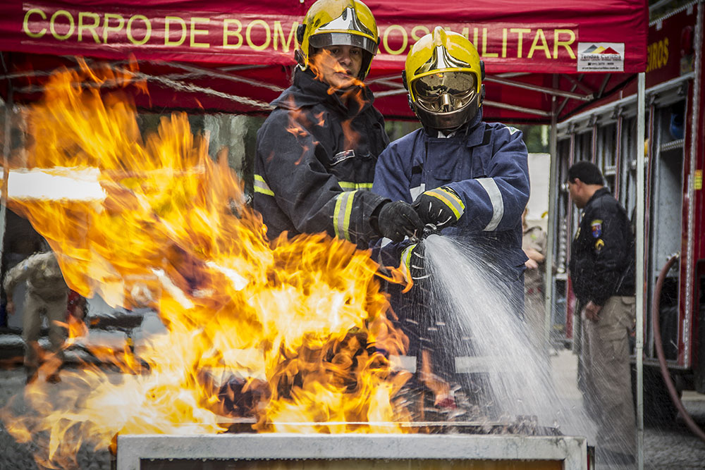 Corpo de Bombeiros do Paraná comemora 109 anos com 300 mil atendimentos anuais 1 Apresentação Corpo de Bombeiros