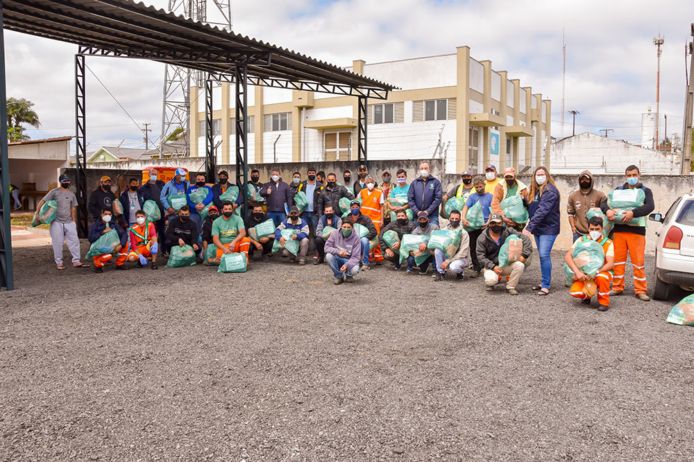 Prefeitura de Campina Grande do Sul realizou a entrega de uniformes para servidores da Secretaria de Infraestrutura, Meio Ambiente e Logística 1 entrega de uniformes