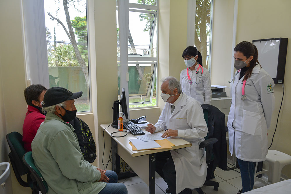Pinhais investe na qualificação dos atendimentos do Mutirão de Saúde 1 As consultas são realizadas pelo Dr. Orlei Kantor Júnior, médico especialista em doenças respiratórias