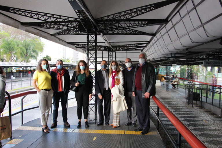 Missão francesa estuda parceria com Curitiba para financiar ônibus elétricos