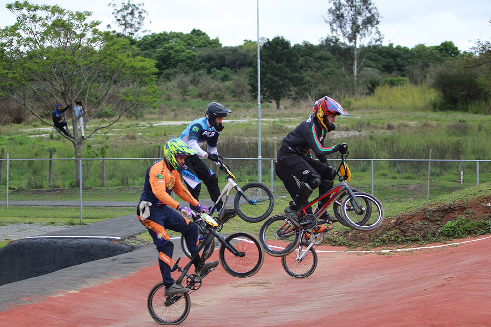 Campeonato Paranaense reúne 125 ciclistas na Pista Municipal de BMX 3 parque olimpico cajuru Campeonato Paranaense reúne 125 ciclistas na Pista Municipal de BMX
