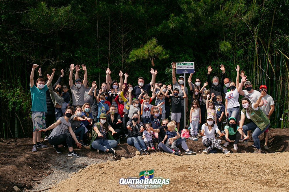 Em projeto de arborização lançado pela Prefeitura de Quatro Barras, árvores recebem o nome das crianças que as plantaram 2 A ação “Adote uma árvore” teve início no dia 25, sábado, onde 22 crianças realizaram o plantio de mudas nativas como ipês, pitangas, gabirobas, cerejeiras e angicos