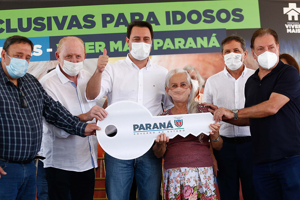 Ratinho Júnior inaugura condomínio para idosos com 40 casas em Foz do Iguaçu 8 Governador Carlos Massa Ratinho Junior inaugurou na sexta-feira (22) o Condomínio do Idoso de Foz do Iguaçu.