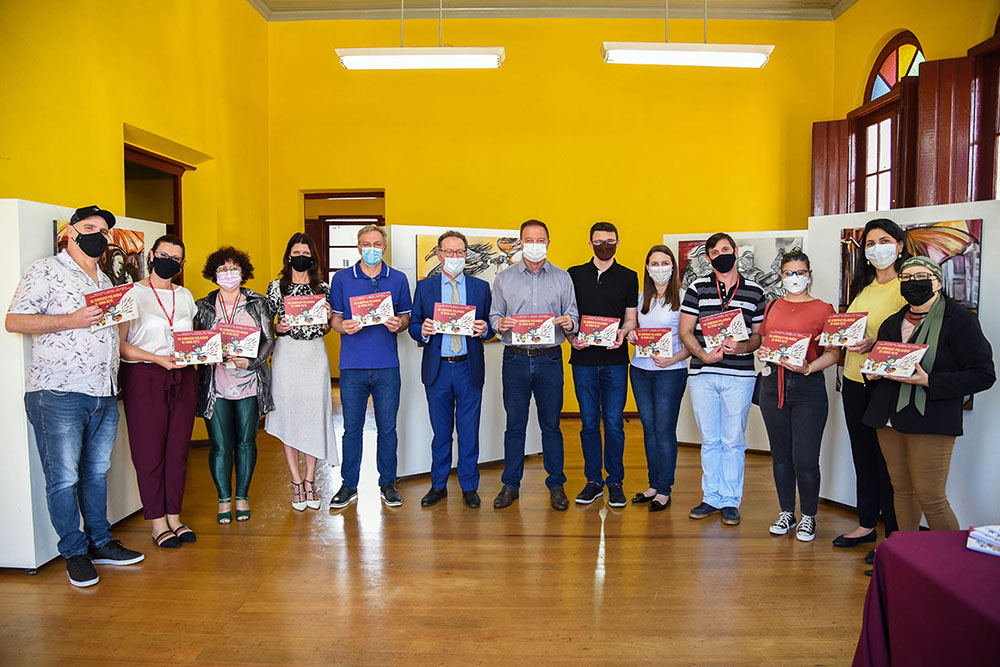 Consul da Itália visita Colombo e prestigia entrega de livros sobre cultura italiana 3 colombo-consul-italia