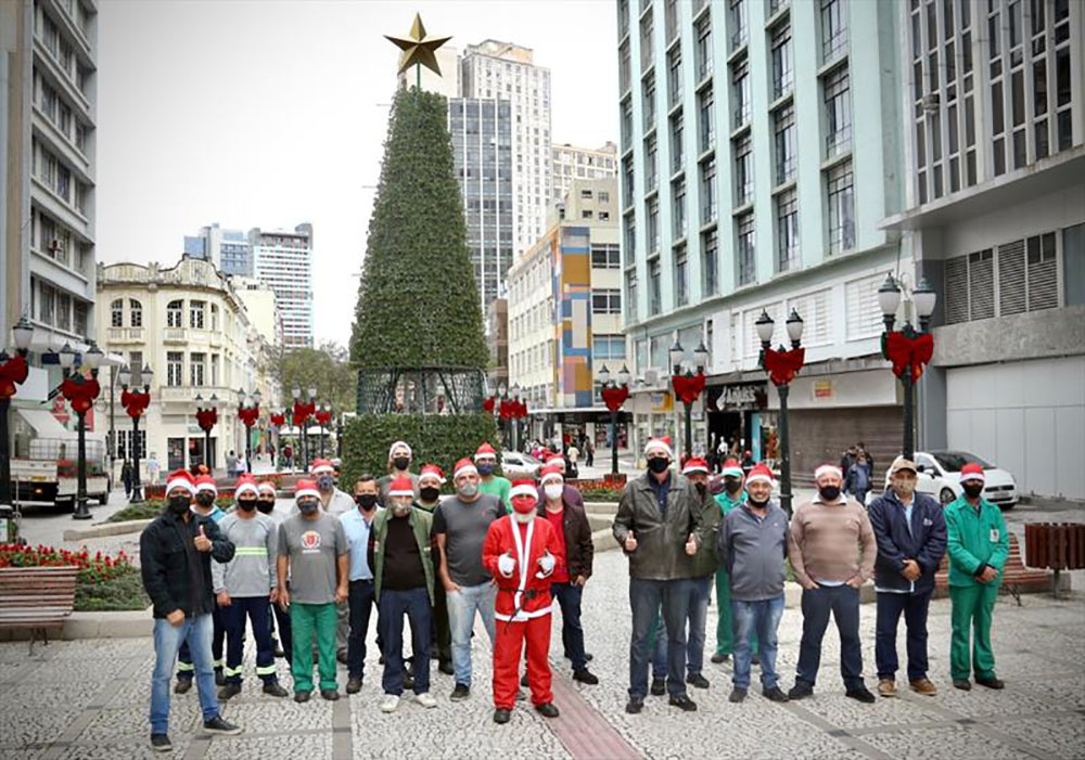 Calçadão da Rua XV de Novembro, em Curitiba, ganha árvore "viva", com sálvias e 11 metros de altura 7 natal curitiba Calçadão da Rua XV de Novembro, em Curitiba, ganha árvore "viva", com sálvias e 11 metros de altura