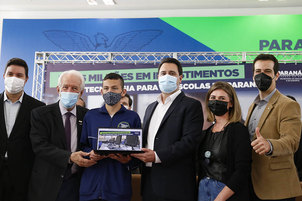 Ratinho Jr. entrega 10,2 mil computadores e equipamentos de wi-fi para escolas estaduais 2 tecnologia_para_escolas