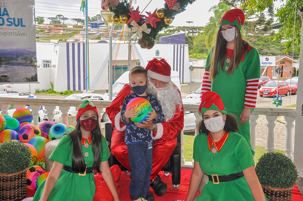 Natal na Praça reúne mais de 500 crianças na Sede de Campina Grande do Sul 5 campina papai noel 02 Natal na Praça reúne mais de 500 crianças na Sede de Campina Grande do Sul