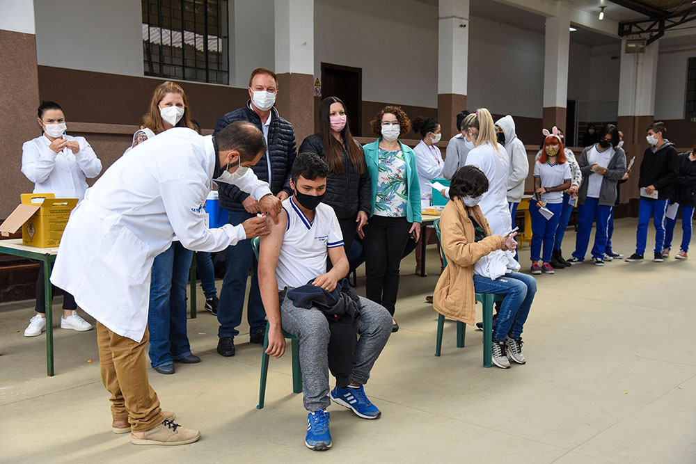 Em ação inédita na RMC, Colombo vacina estudantes dentro das escolas estaduais 1 colombo vacina estudantes Em ação inédita na RMC, Colombo vacina estudantes dentro das escolas estaduais