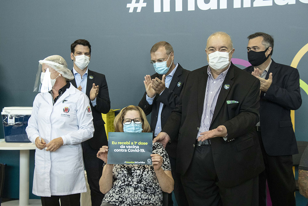 Após 1 ano de imunização, Curitiba comemora a adesão da população 6 vacina 03 Após 1 ano de imunização, Curitiba comemora a adesão da população