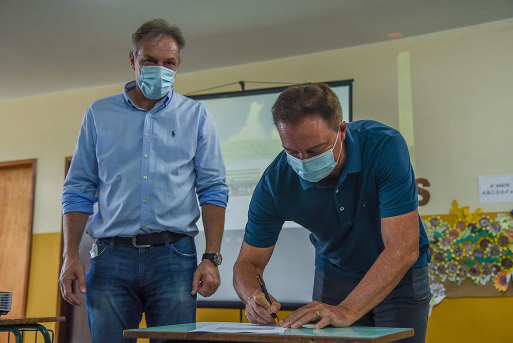 Prefeito Lazarotto e vice Alcione autorizam início das obras da maior escola de Colombo 1 colombo escola investimento Prefeito Lazarotto e vice Alcione autorizam início das obras da maior escola de Colombo