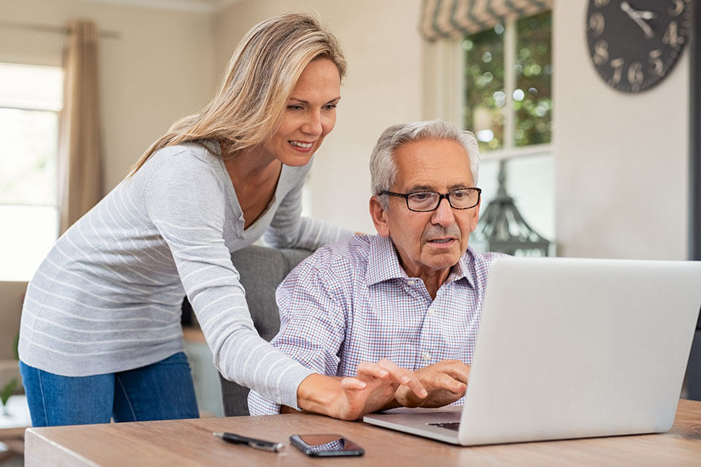 Lições sobre segurança cibernética que você deve ensinar aos idosos 6 Idoso usando computador Lições sobre segurança cibernética que você deve ensinar aos idosos