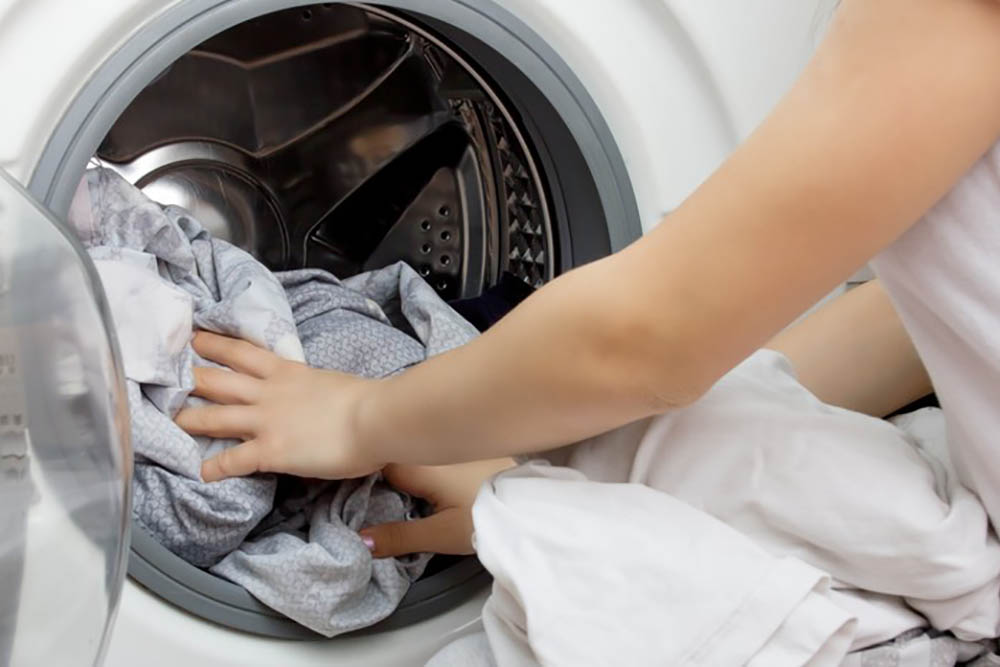 Com qual frequência precisamos lavar cortinas, tapetes, almofadas e capas de sofás? 8 como lavar cortina na maquina de lavar Com qual frequência precisamos lavar cortinas, tapetes, almofadas e capas de sofás?