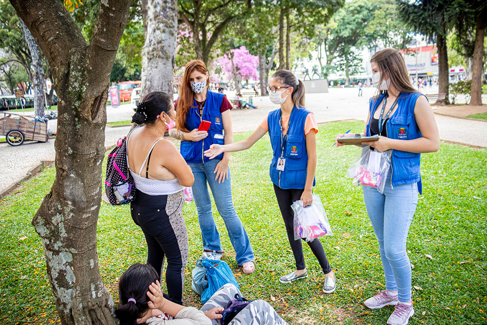 Mulheres em situação de rua de Curitiba já recebem absorventes higiênicos 2 curitiba absorventes Mulheres em situação de rua de Curitiba já recebem absorventes higiênicos