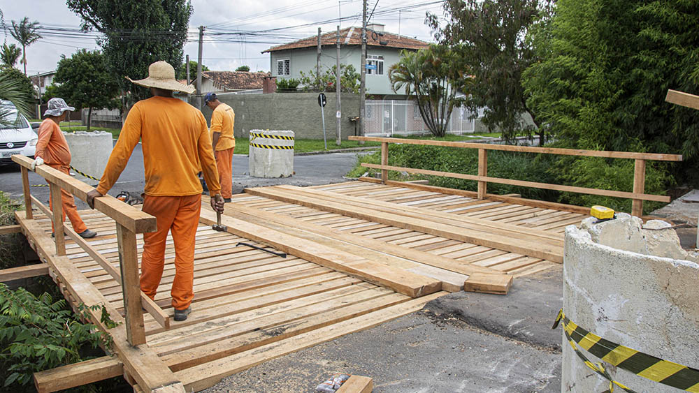 Manutenção em ponte deixa a travessia mais segura no bairro Cajuru, em Curitiba 1 curitiba ponte cajuru Manutenção em ponte deixa a travessia mais segura no bairro Cajuru, em Curitiba