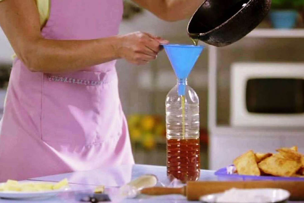 Óleo de cozinha jogado no esgoto acaba com o meio ambiente e encarece água 6 saiba qual a maneira correta de descartar oleo de cozinha Óleo de cozinha jogado no esgoto acaba com o meio ambiente e encarece água