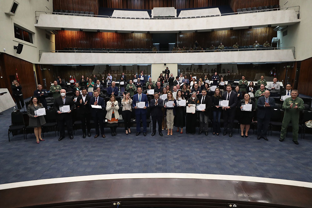 Destaques no enfrentamento da Covid-19, profissionais de saúde são homenageados na Assembleia Legislativa do Paraná 9 alep 01 Destaques no enfrentamento da Covid-19, profissionais de saúde são homenageados na Assembleia Legislativa do Paraná