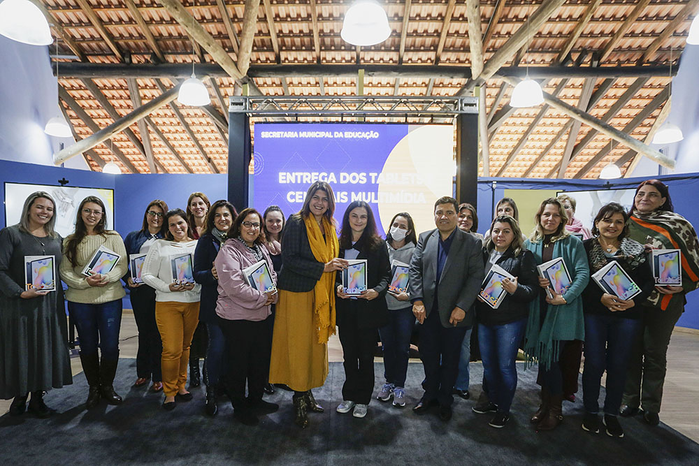 Escolas de Curitiba terão 13 mil tablets e 600 centrais multimídia para uso dos profissionais 9 curitiba entrega tablets Escolas de Curitiba terão 13 mil tablets e 600 centrais multimídia para uso dos profissionais