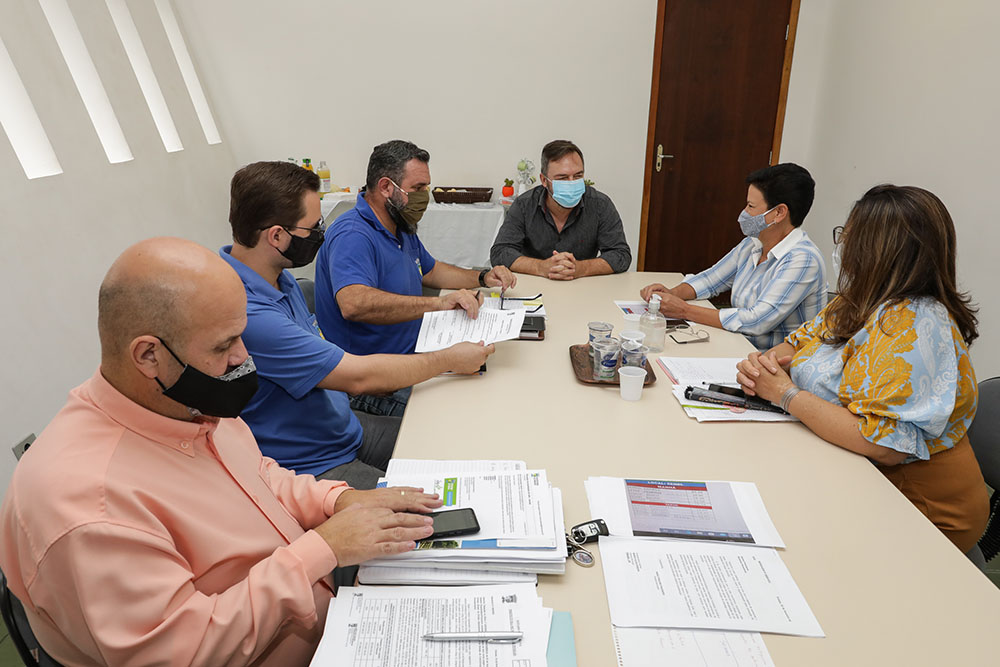 Em 30 anos de emancipação política, vemos uma Pinhais a cada dia melhor 29 escola Poty Lazzarotto Em 30 anos de emancipação política, vemos uma Pinhais a cada dia melhor