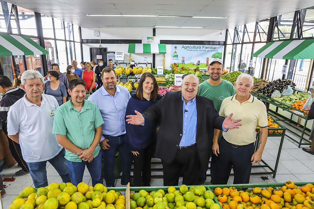 Prefeito Rafael Greca visita Sacolão da Família referência em produtos da agricultura familiar 1 greca sacolao familia Prefeito Rafael Greca visita Sacolão da Família referência em produtos da agricultura familiar