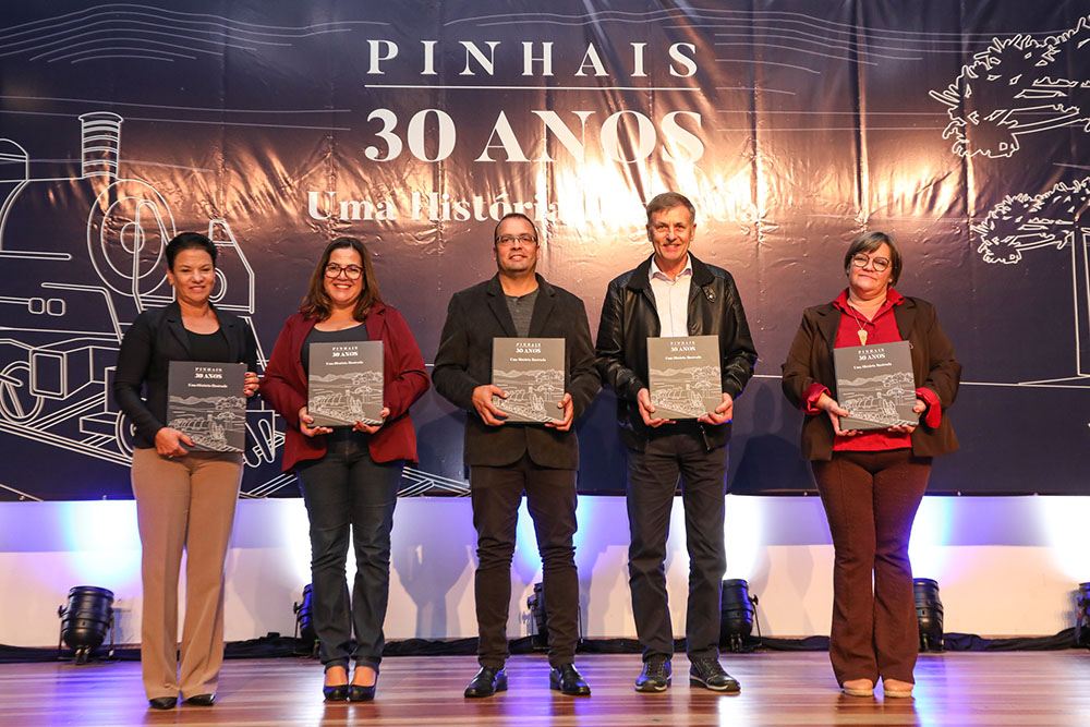 “Pinhais 30 anos - Uma história ilustrada” é lançado dentro das comemorações do aniversário de 30 anos do município 1 lancamento livro foto roberto dziura jr 0375 “Pinhais 30 anos - Uma história ilustrada” é lançado dentro das comemorações do aniversário de 30 anos do município