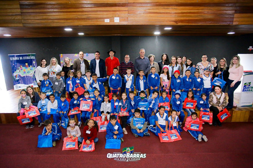 Prefeitura de Quatro Barras realiza entrega de livros para alunos da rede municipal de ensino 5 quatro barras entrega livros Prefeitura de Quatro Barras realiza entrega de livros para alunos da rede municipal de ensino