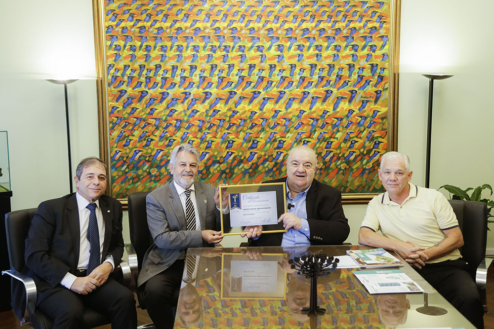 Rafael Greca recebe certificado de reconhecimento pela execução do programa Mesa Solidária 3 rafael greca certificado Rafael Greca recebe certificado de reconhecimento pela execução do programa Mesa Solidária