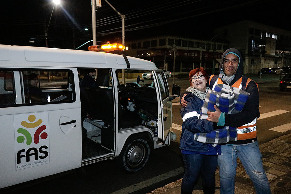 Em Curitiba, equipes da FAS também atendem as pessoas que preferem permanecer nas ruas 6 curitiba inverno Em Curitiba, equipes da FAS também atendem as pessoas que preferem permanecer nas ruas