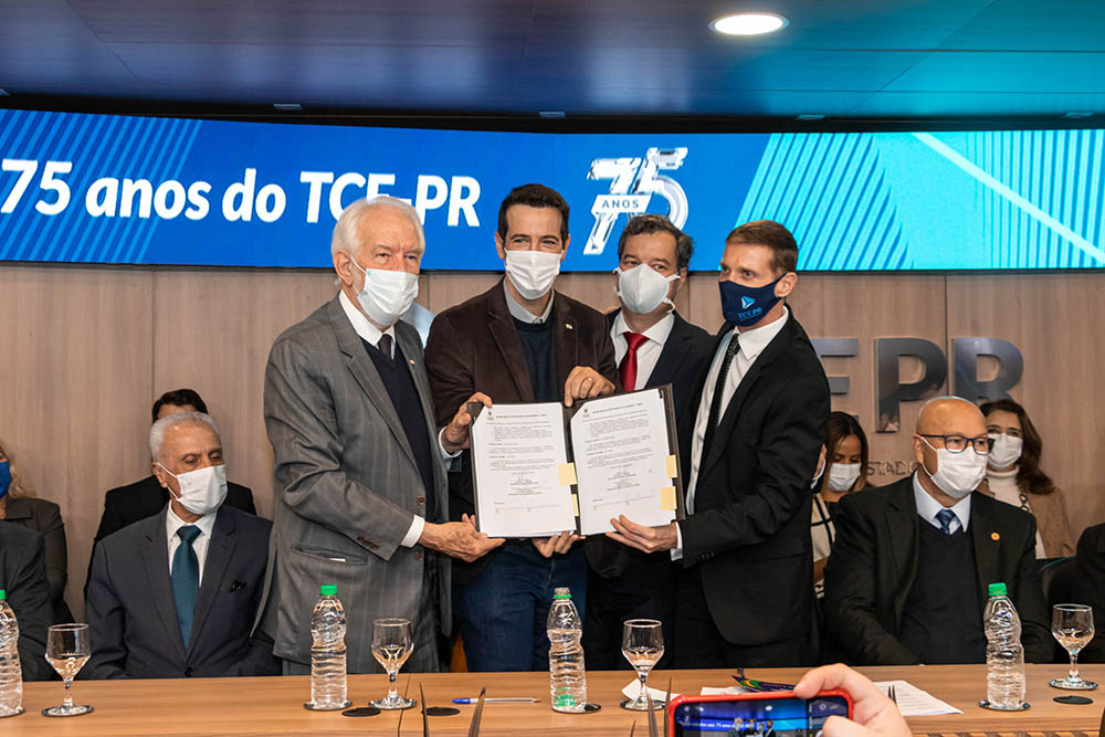 Secretaria da Educação firma acordo com TCE-PR para multiplicar jovens fiscalizadores das contas públicas 1 jovens fiscalizadores Secretaria da Educação firma acordo com TCE-PR para multiplicar jovens fiscalizadores das contas públicas