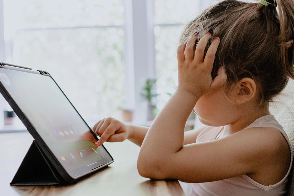 Entenda os prejuízos do excesso de telas em crianças e adultos 2 excesso de telas criancas Entenda os prejuízos do excesso de telas em crianças e adultos