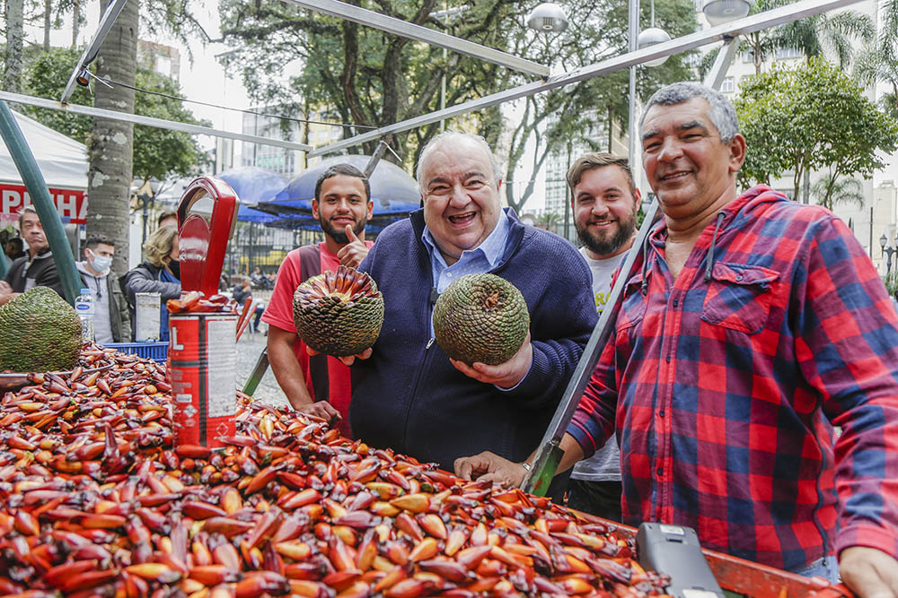 Curitibanos lotam as feiras especiais das praças Osório e Santos Andrade 2 feira inverno Curitibanos lotam as feiras especiais das praças Osório e Santos Andrade