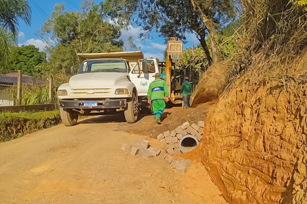 Estrada do Barro Branco, em Campina Grande do Sul, recebe melhorias 1 campina grande sul barro branco Estrada do Barro Branco, em Campina Grande do Sul, recebe melhorias