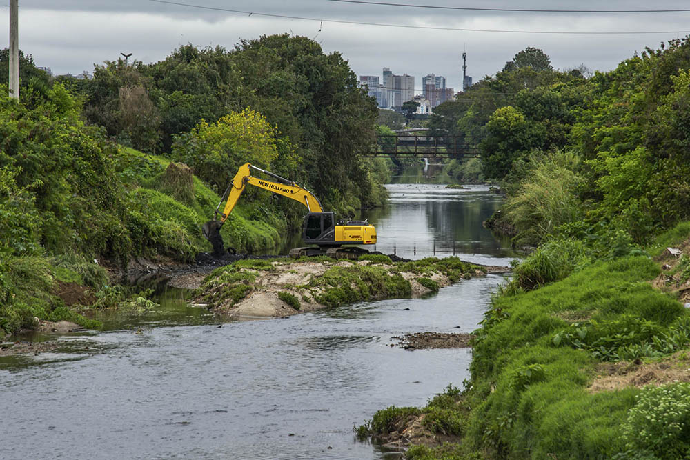 Para evitar alagamentos, Prefeitura de Curitiba faz limpeza e desassoreamento no Rio Belém 2 curitiba rio belem Para evitar alagamentos, Prefeitura de Curitiba faz limpeza e desassoreamento no Rio Belém