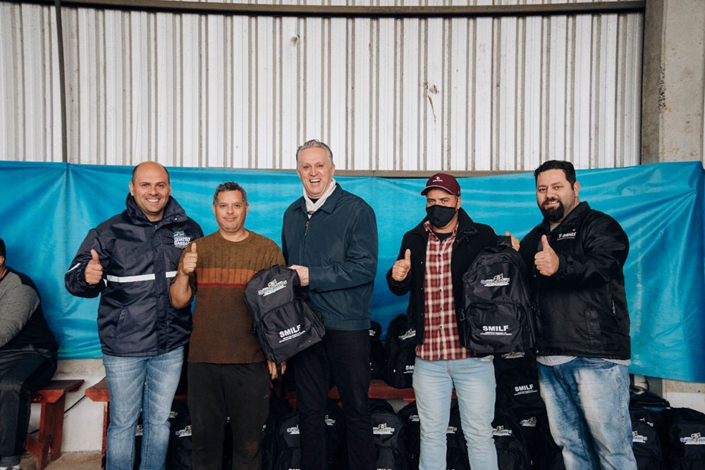 Servidores da Infraestrutura de Quatro Barras recebem kits completos de uniforme 5 quatro barras kit uniforme Servidores da Infraestrutura de Quatro Barras recebem kits completos de uniforme