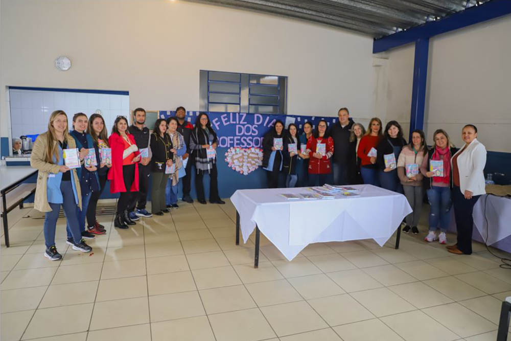 Prefeito Bihl faz entrega de agendas em homenagem ao Dia do Professor em escola onde estudou na infância 2 campina dia professor Prefeito Bihl faz entrega de agendas em homenagem ao Dia do Professor em escola onde estudou na infância