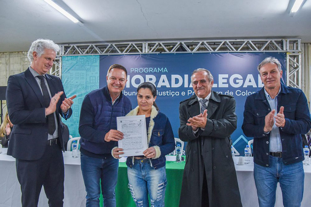 Colombo e Tribunal de Justiça entregam títulos de propriedade para 99 famílias 7 colombo entrega titulos Colombo e Tribunal de Justiça entregam títulos de propriedade para 99 famílias