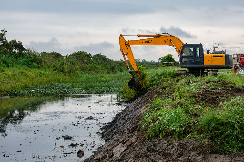 Prefeitura de Curitiba faz limpeza e desassoreamento em vala do Uberaba 8 curitiba limpeza rios Prefeitura de Curitiba faz limpeza e desassoreamento em vala do Uberaba