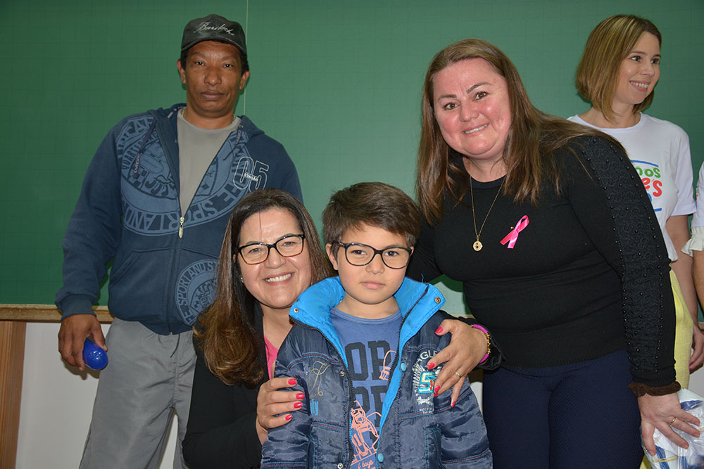 Alunos da rede pública de Pinhais recebem óculos do projeto Pequenos Olhares 4 entrega oculos pequenos olhares Alunos da rede pública de Pinhais recebem óculos do projeto Pequenos Olhares