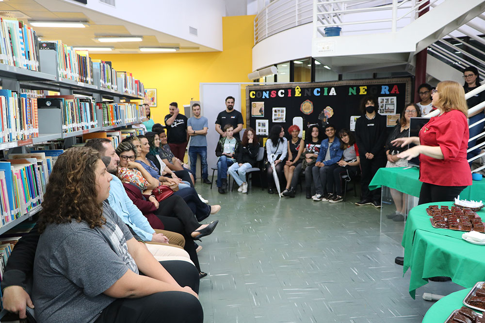 “Sala Precisa” é o novo espaço da Biblioteca Pública de Pinhais para jovens e adolescentes jogarem RPG 4 sala precisa “Sala Precisa” é o novo espaço da Biblioteca Pública de Pinhais para jovens e adolescentes jogarem RPG