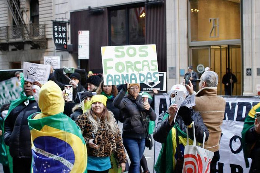 Grupo de brasileiros protesta em Nova Iorque contra ministro Alexandre de Moraes e demais ministros do STF 6 protestos Grupo de brasileiros protesta em Nova Iorque contra ministro Alexandre de Moraes e demais ministros do STF
