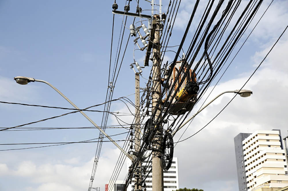 Retirada de fiação em desuso dos postes recebe novo substitutivo na Câmara de Curitiba 1 fiação em desuso