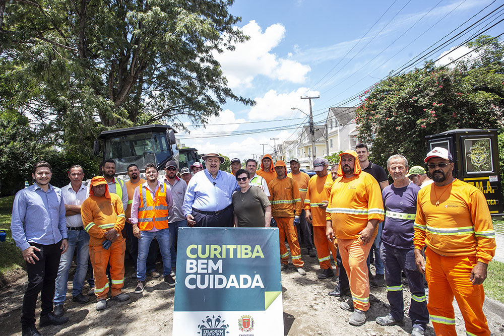 Prefeito Rafael Greca vistoria obras em ruas do bairro Jardim das Américas e celebra geração de empregos 9 Rafael Greca asfalto novo Jardim das Américas