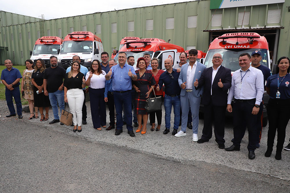 Municípios recebem ambulâncias do Samu e<br>93 câmaras frias para armazenamento de vacinas 3 entrega das ambulâncias