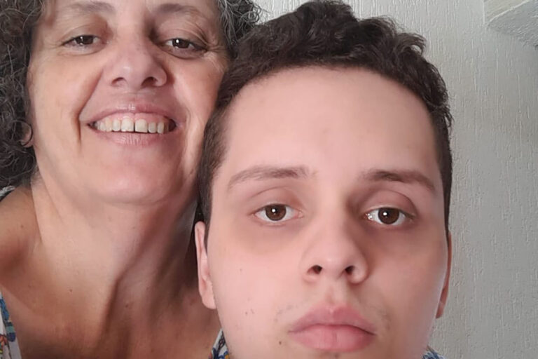Elisangela Domingues Ferreira com o filho Gabriel