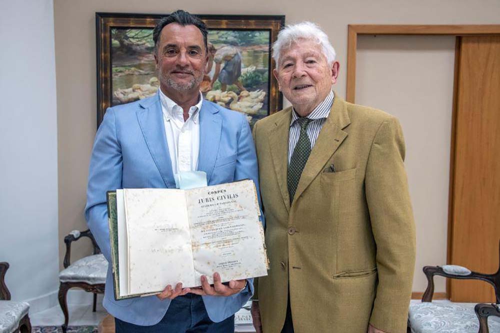 Obra rara sobre as leis do Império Romano no século VI é doada ao Tribunal de Justiça do Paraná 7 Presidente do TJPR, desembargador José Laurindo de Souza Netto, com professor doutor Luiz Fernando Coelho, da Academia Paranaense de Letras Jurídicas - APLJ